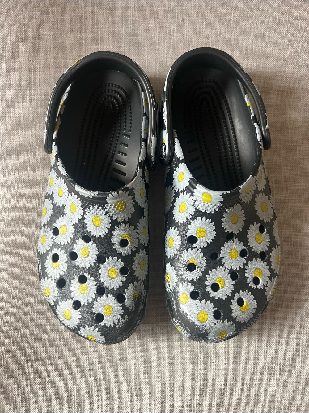 CROCS black Daisy print Clogs, women’s 9, with strap casual whimsical outdoors